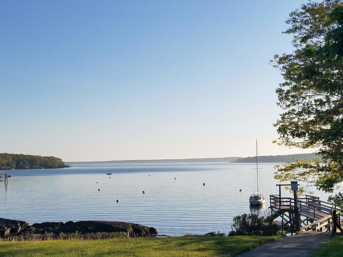 Smugglers Cove Inn Dayville Екстериор снимка