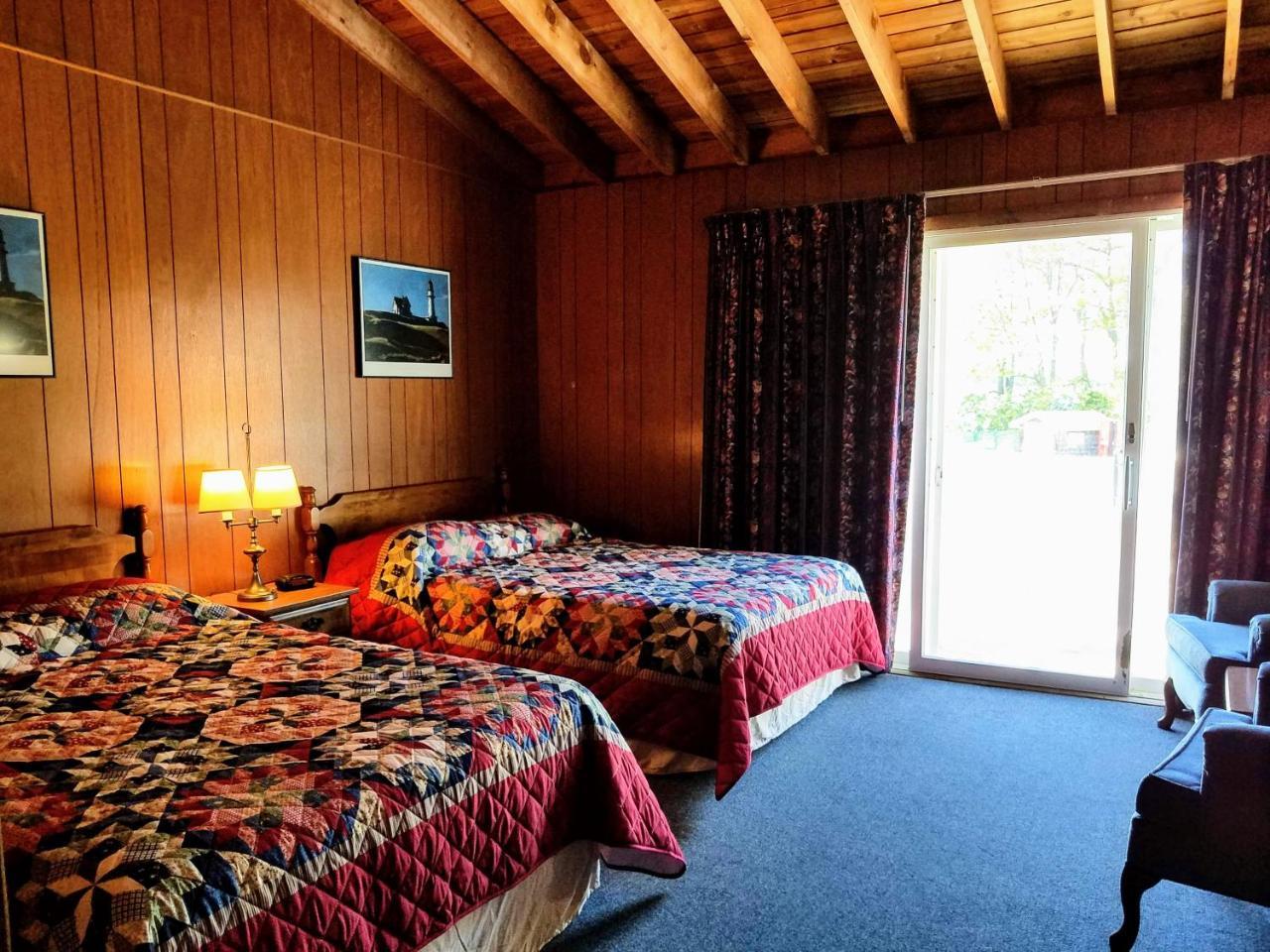 Smugglers Cove Inn Dayville Екстериор снимка